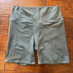 VUORI Clean Elevation Shorty Zipper‎ is BROKEN! See pics for size green